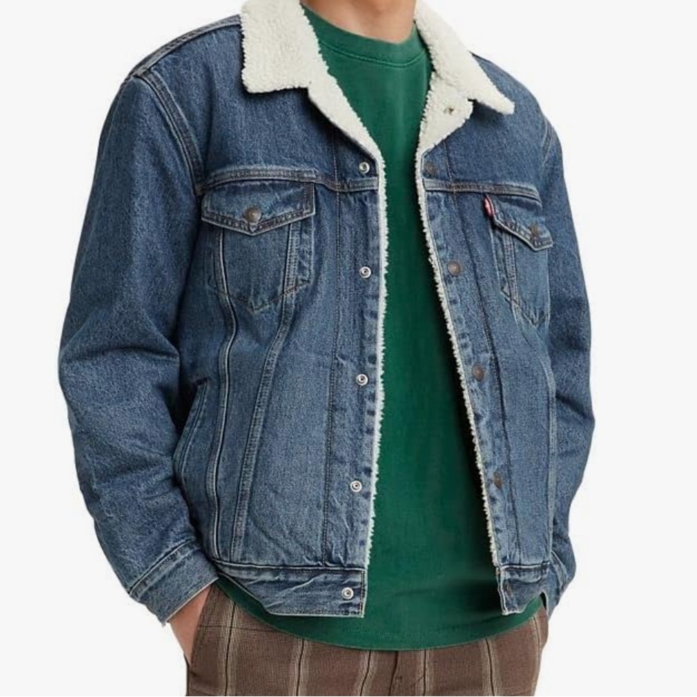 Levi’s men’s Sherpa lined trucker denim jacket. Size S. Very lightly worn.